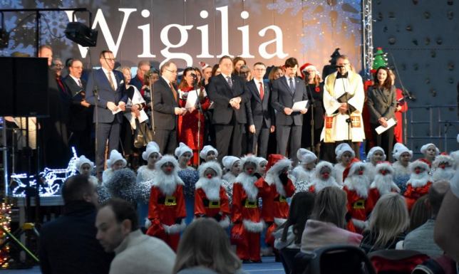 Władze miasta przełamały się opłatkiem z mieszkańcami Suwałk