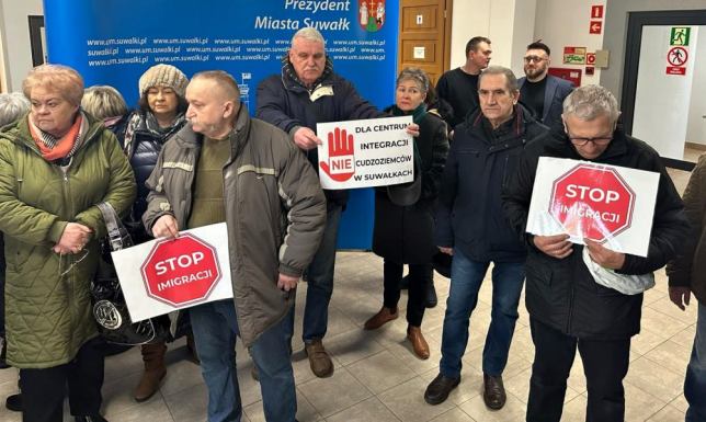 Mieszkańcy na Sesji Rady Miasta. Sprzeciw dla Centrum Integracji Cudzoziemców NIE dla Centrum Integracji Cudzoziemców w Suwałkach