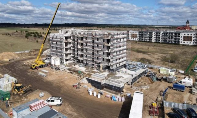 Przy ulicy Franciszkańskiej w Suwałkach wznoszone jest ostatnie z sześciu pięter bloku