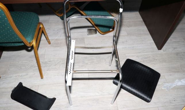 21-latek zdewastował wynajęte mieszkanie Zniszczone drzwi, meble, żyrandol, naczynia, uszkodzone ściany i barierka balkonowa