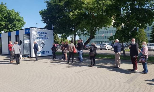 Szczepienia na koronawirusa w mobilnym punkcie w Suwałkach