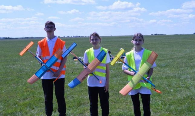 złoty medal podczas zawodów "Młodzi Modelarze Lotnicy Na Start