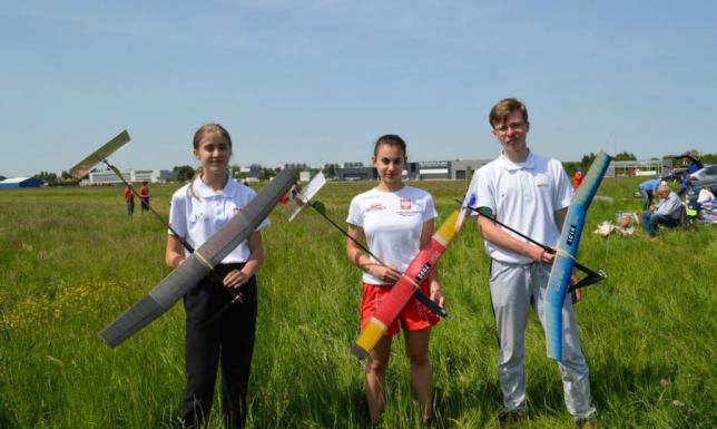 Nabór dzieci i młodzieży do Sekcji Modelarstwa Lotniczego Zajęcia prowadzi instruktor klasy „S” – Stanisław Skibicki