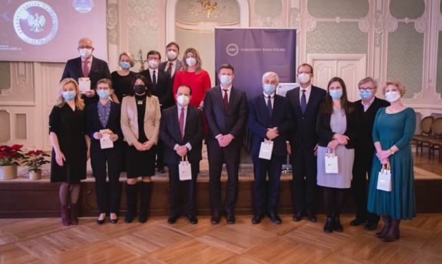 dyrektor Szpitala Wojewódzkiego w Suwałkach z kolekcjonerską monetą