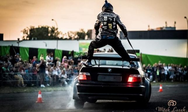 Widowiskowe MONSTER TRUCK SHOW ponownie w Suwałkach Rozbrzmiewający ryk silników, widowiskowe kraksy i huczne okrzyki tłumu