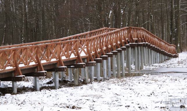 Odbudowali mostek między jeziorami Leszczewek i Wigry Odbiór mostku Wigierski Park Narodowy