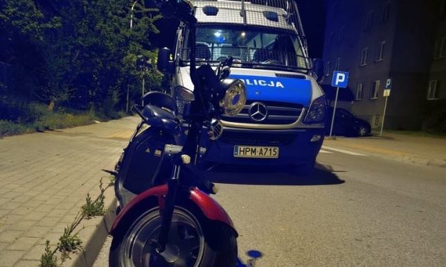 17-latek jechał pijany i bez uprawnień niezarejestrowanym skuterem 17-latek przewoził pasażerkę na skuterze, który nie był zarejestrowany