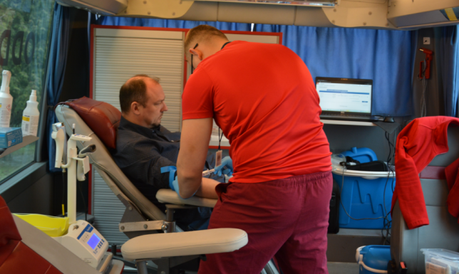 Mundurowi oddawali krew na rzecz 13-letniego Huberta Zebrana krew zostanie przekazana dla 13-letniego Huberta