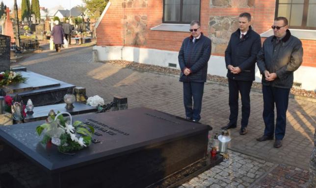 Władze Suwałk odwiedziły groby zmarłych Suwalczan