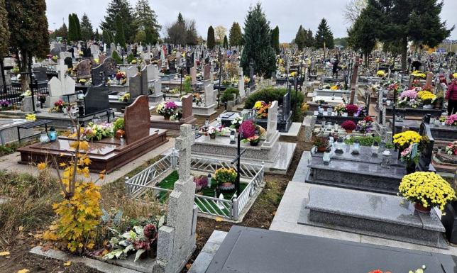  suwalczanie gromadzą się na cmentarzach, by uczcić pamięć zmarłych bliskich