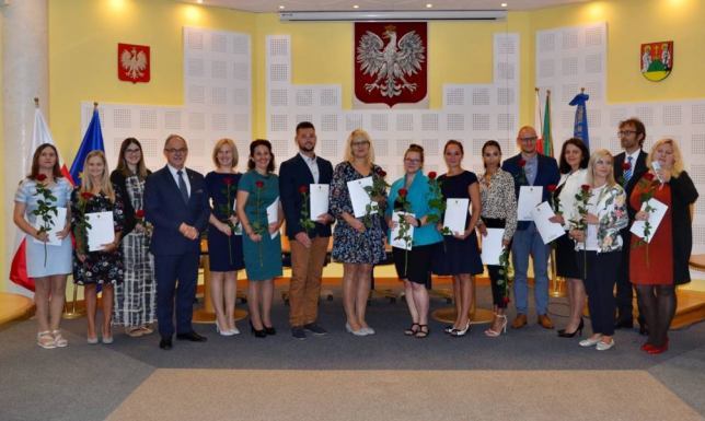 Ilu nauczycieli otrzymuje dodatki motywacyjne? Interpelacja ws. dodatków motywacyjnych oraz nagród wypłaconych nauczycielom