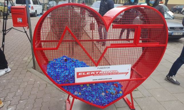 Pierwszy nakrętkomat stanął w Suwałkach Urządzenie do zbiórki plastikowych nakrętek przy Bibliotece w Suwałkach