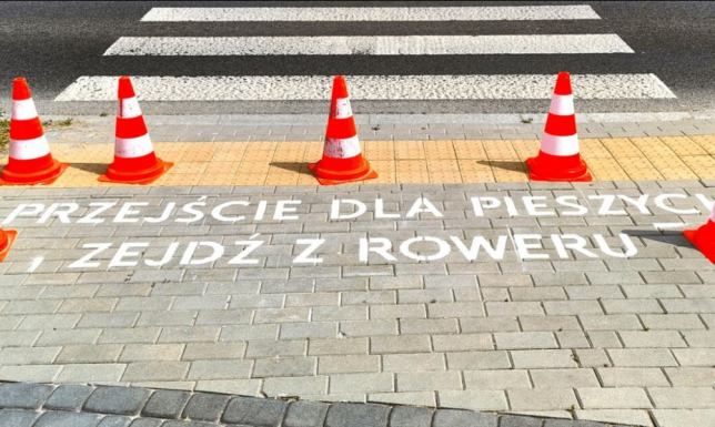 „Przejście dla pieszych – zejdź z roweru” Ostrzegawcze napisy przed przejściami dla pieszych