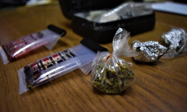 Augustowscy kryminalni zatrzymali mężczyznę podejrzanego o posiadanie narkotyków