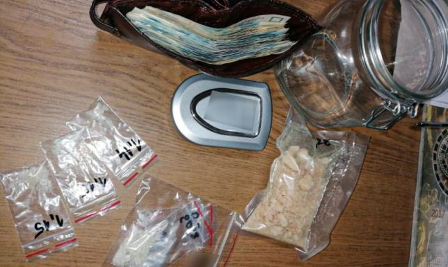 18-latek miał ponad 100 gramów "kryształu" policjanci zatrzymali 18-latka podejrzanego o posiadanie znacznej ilości nowych substancji psychoaktywnych