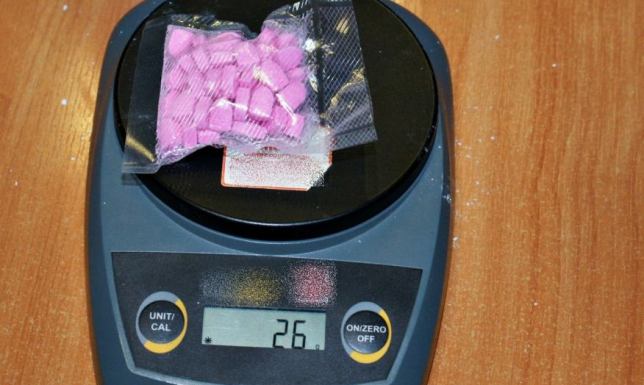 Funkcjonariusze zatrzymali 25-latka, który posiadał przy sobie znaczną ilość narkotyków