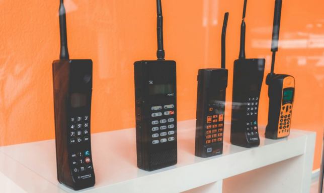 Od cegły do smartfona – ile są dziś warte stare telefony komórkowe?