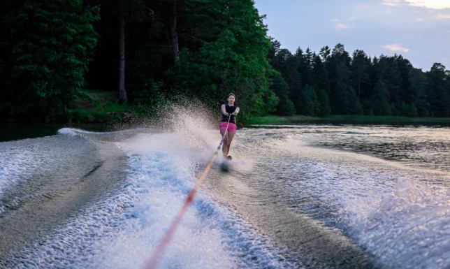 zawody w narciarstwie wodnym w slalomie za motorówką