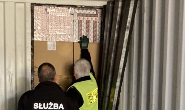 Niemal 46 tysięcy paczek przemycanych papierosów zabezpieczyli funkcjonariusze KAS