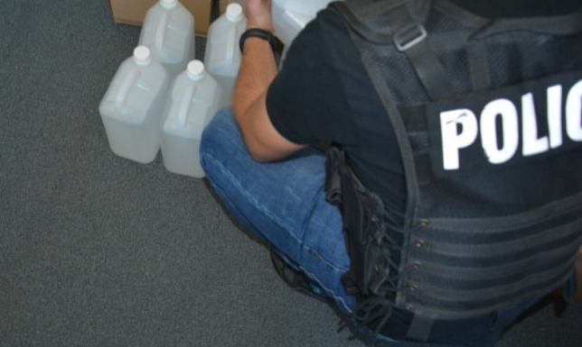 Mundurowi znaleźli pojemniki z alkoholem w bagażniku samochodu