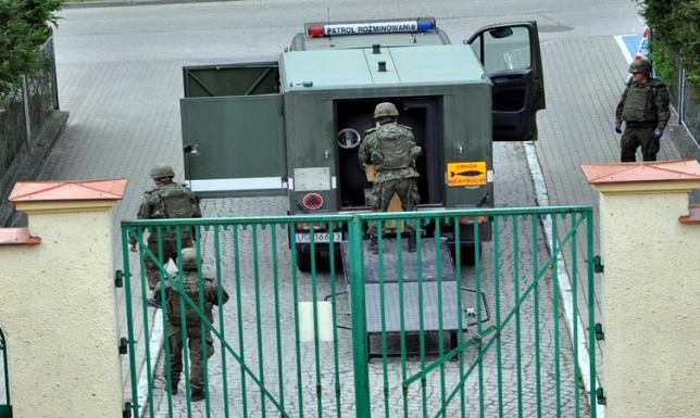 Znalazł na polu niewybuch. Zaniósł go w reklamówce na policję