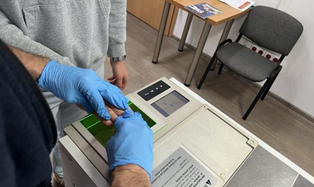 mężczyzna uszkodził urządzenie wlewając tam wodę pod ciśnieniem