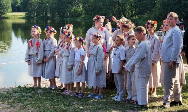 wesołe pieśni zalotne i sobótkowe zaprezentowane przez śpiewaków i zespoły z powiatów suwalskiego