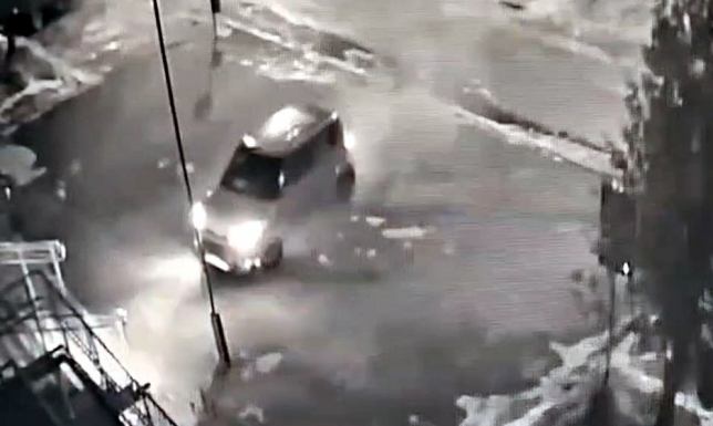 Kierowca samochodu osobowego Kia wjechał w zaparkowane auta