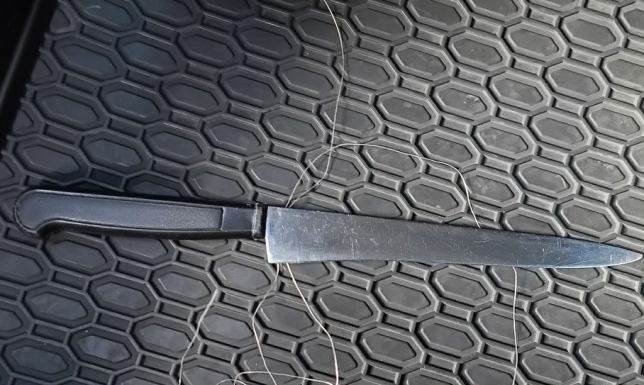 podczas interwencji rzucił się na policjantów z nożem