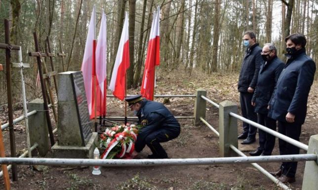 77. rocznica stracenia 16 mieszkańców Suwalszczyzny Złożenie kwiatów pod Pomnikiem Straceń przy ulicy Sejneńskiej w Suwałkach