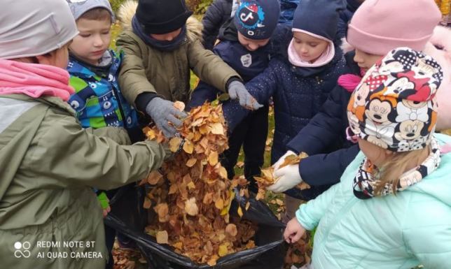 Ocal jeże- zostaw liście Przedszkolaki przygotowały sterty liści, będących naturalnym schronieniem jeży