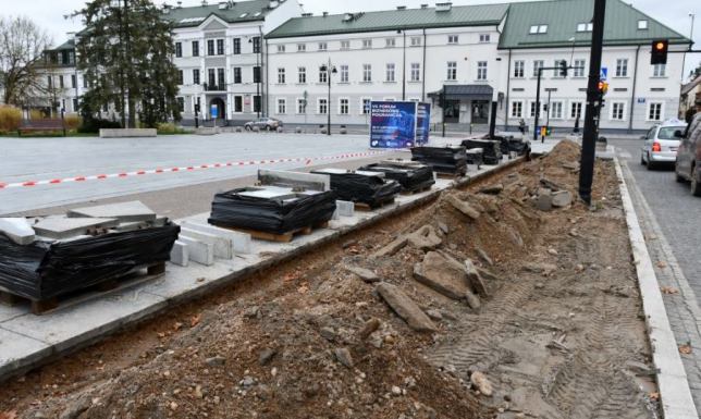 Mniej betonu na Placu Marii Konopnickiej „Zielone Suwałki” – ruszyły kolejne prace