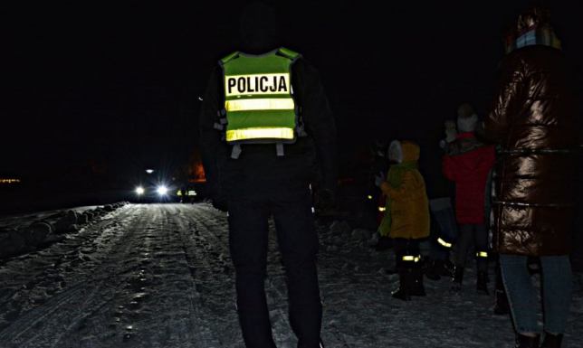 Suwalscy policjanci zaprosili uczniów Szkoły Podstawowej w Jeleniewie do udziału w „odblaskowym eksperymencie”