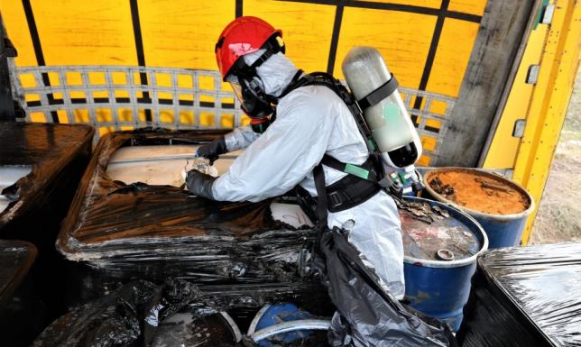 Zatrzymali dwóch mężczyzn podejrzanych o transport i składowanie nielegalnych odpadów