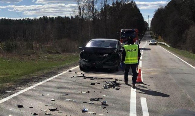 Najechał na tył mercedesa. Jedna osoba w szpitalu