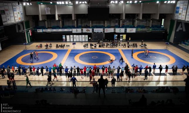 rywalizacja młodych sportowców w kategorii wiekowej juniora młodszego