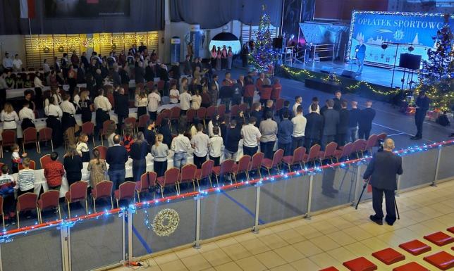 Wigilijne spotkanie suwalskiej sportowej rodziny tuż przed świętami w Suwałkach odbywają się liczne Wigilie