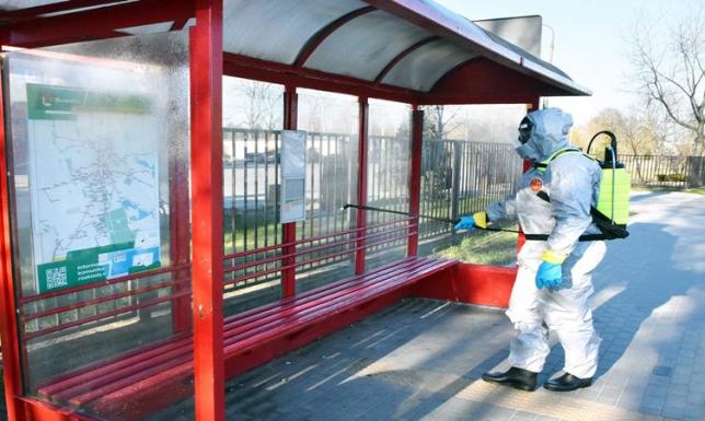 W Suwałkach rozpoczęto dezynfekcję wiat przystankowych