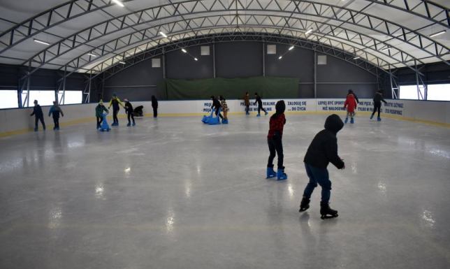 Apel doi prezydenta Suwałk w sprawie kasków na lodowisku