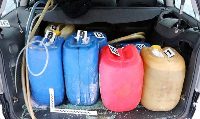 Dwóch mężczyzn podejrzanych o kradzieże paliwa zatrzymali policjanci