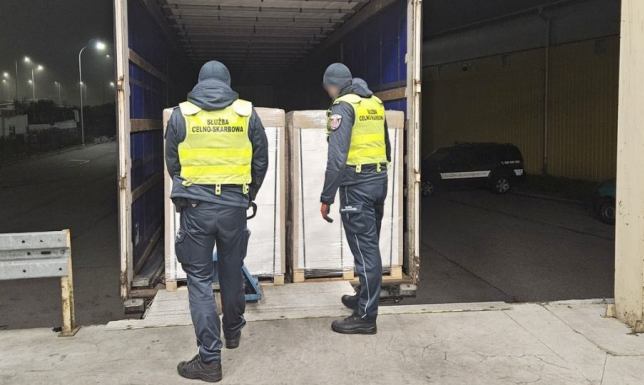 ciężarówka przewożąca poligrafię z nielegalnie naniesionymi znakami towarowymi 