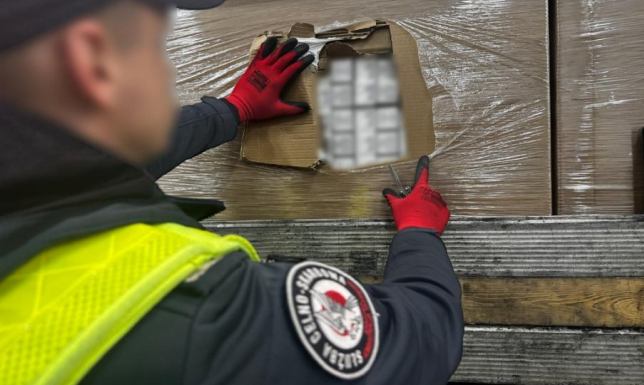 transport 420 tysięcy paczek papierosów bez polskich znaków akcyzy.