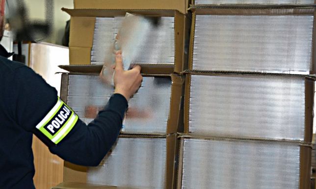 Małżeństwo z powiatu sejneńskiego wpadło podczas przepakowywania towaru