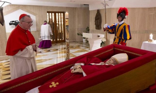 Żałoba Narodowa w Polsce w dniu pogrzebu papieża  uroczysta Msza święta pogrzebowa Biskupa Rzymu Franciszka