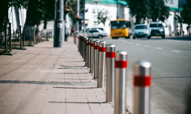 Dlaczego warto korzystać ze słupków elastycznych na parkingach?