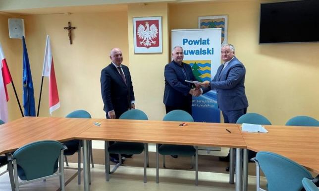 Nowy parking powstanie przy budynku Starostwa Powiatowego w Suwałkach Starostwo Powiatowe w Suwałkach, podpisanie umowy na nowy parking