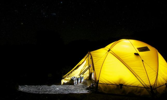 Noc pod gołym niebem – co warto wiedzieć przed wypożyczeniem namiotu? Noc pod gołym niebem – co warto wiedzieć przed wypożyczeniem namiotu?