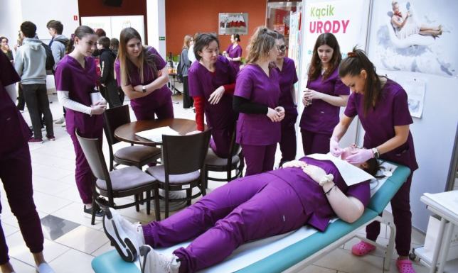 3maj formę to akcja promocyjna studentów pierwszego roku pielęgniarstwa