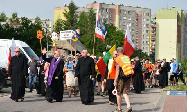 Pątnicy wyruszyli z Suwałk w drogę do Ostrej Bramy