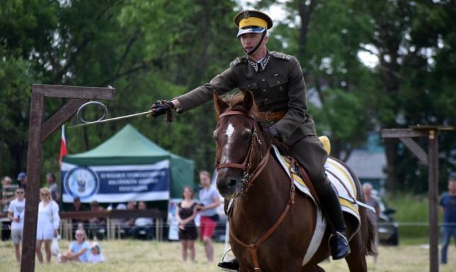Zawody sprawności kawaleryjskiej podczas pikniku w Suwałkach